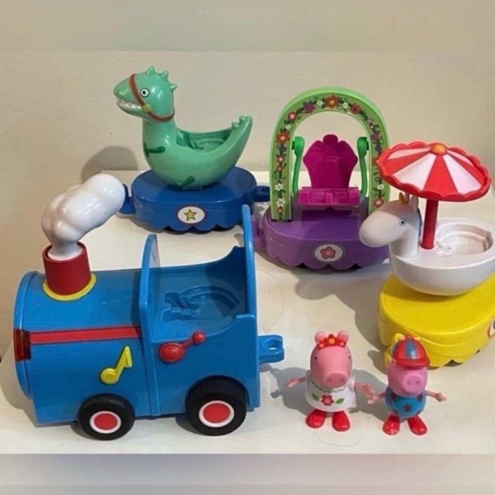 Peppa Pig Magical Parade Float All aboard, it’s full steam ahead  Peppa & Friend